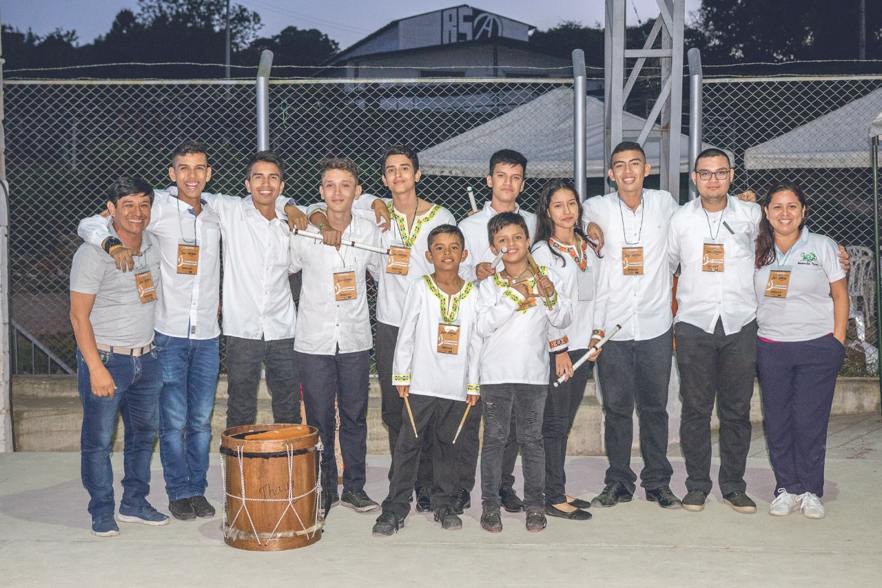 Grupo Chirimía Fundathayu de Neiva, dirigido por Hugo Iles y Jenny Patiño, directora corporativa.